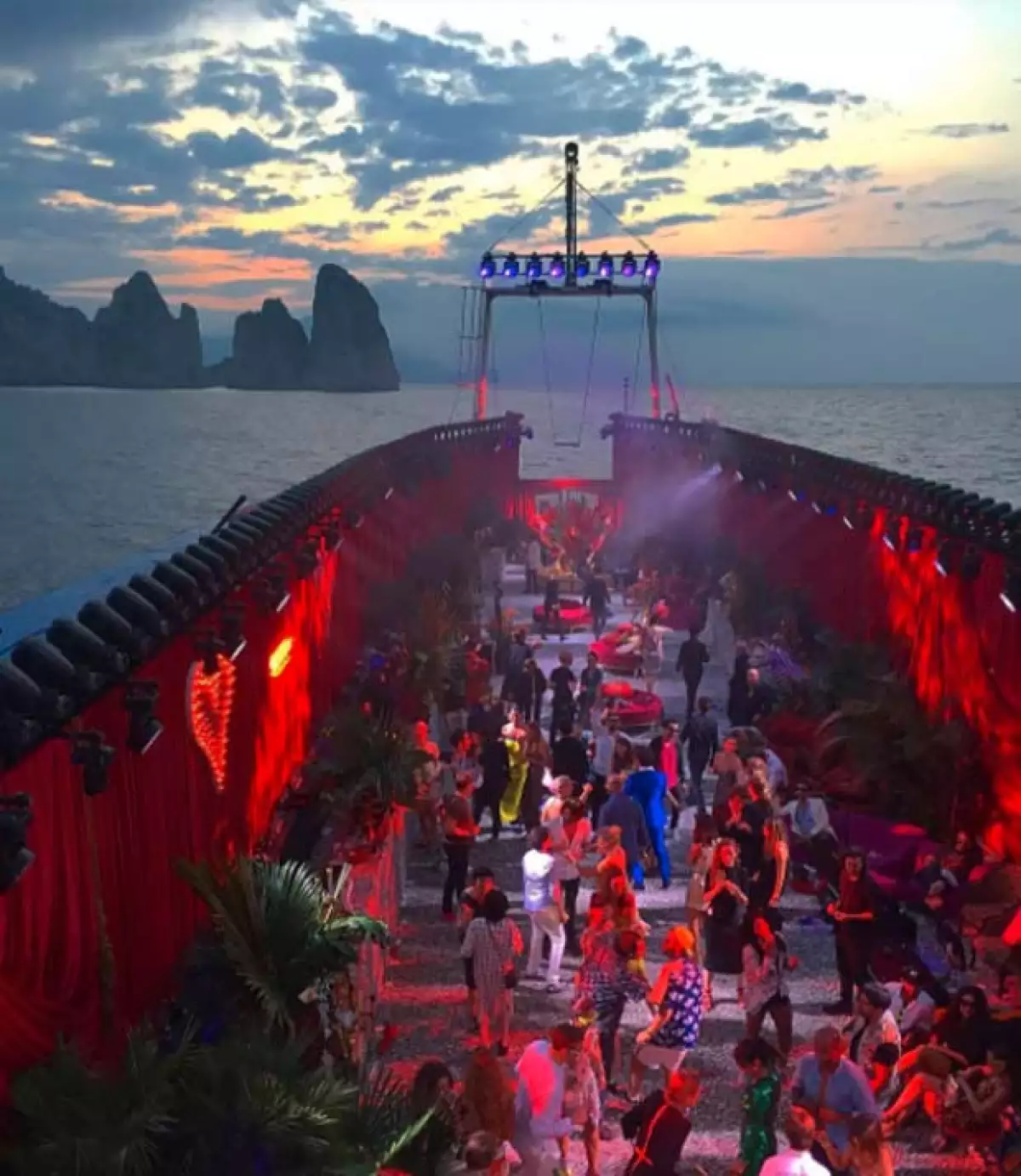 En la noche con una vista increíble.