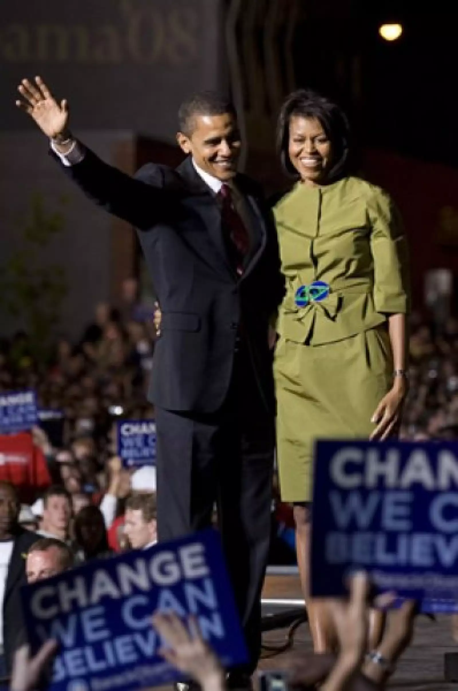 Sonriendo a la multitud en el centro de Des Moines, en el estado de Iowa.