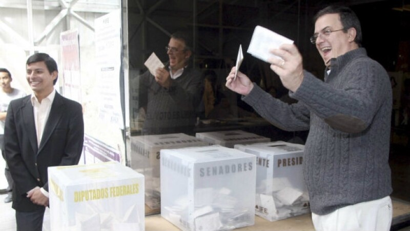 Marcelo Ebrard votó