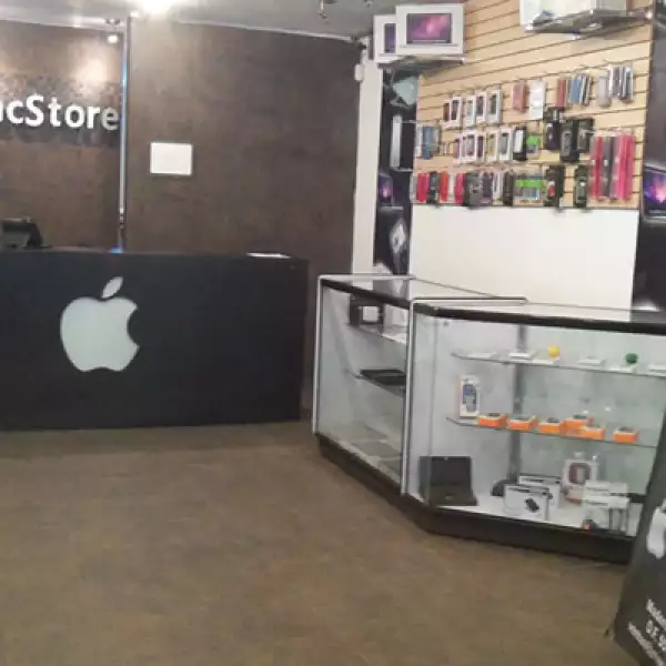 Este establecimiento también comercializa accesorios para computadoras distintas a las Mac.