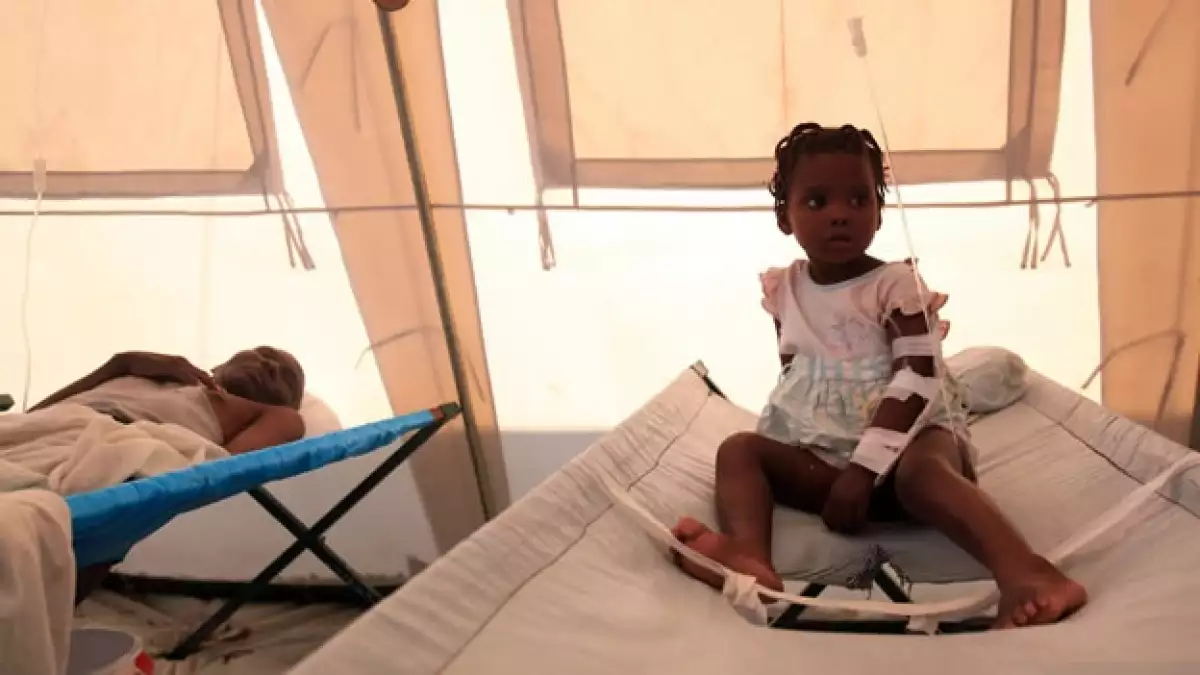 niña con cólera en Haití