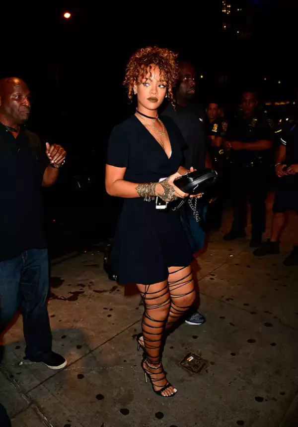 Riri no resultó herida ni nada por el estilo, pero sí fue sacada del lugar junto con sus acompañantes.