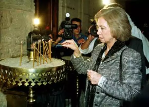 La Reina asiste todos los domingos a misa, le gusta hacerlo en compañía de sus nietos en el Palacio de la Zarzuela.