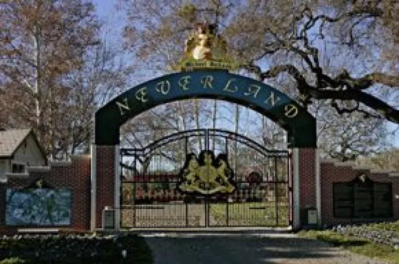 En el escueto comunicado, se señaló "contrario a previos reportes de noticias, la familia oficialmente confirma que de ninguna manera se harán ceremonias privadas o públicas en Neverland".
