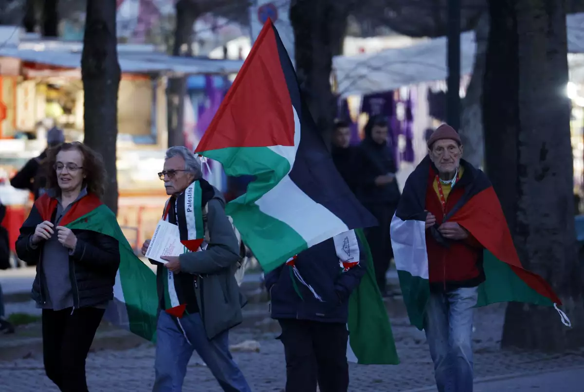 Fiorentina contra Maccabi Haifa - Stadio Artemio Franchi, Florencia, Italia - 14 de marzo de 2024 se ve a la gente con banderas palestinas fuera del estadio antes del partido