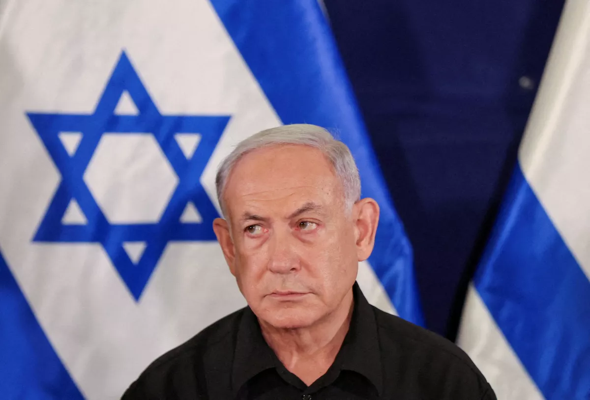 El primer ministro israelí Benjamin Netanyahu durante una conferencia de prensa con el ministro de Defensa Yoav Gallant y el ministro del Gabinete Benny Gantz en la base militar de Kirya en Tel Aviv, Israel, el 28 de octubre de 2023.