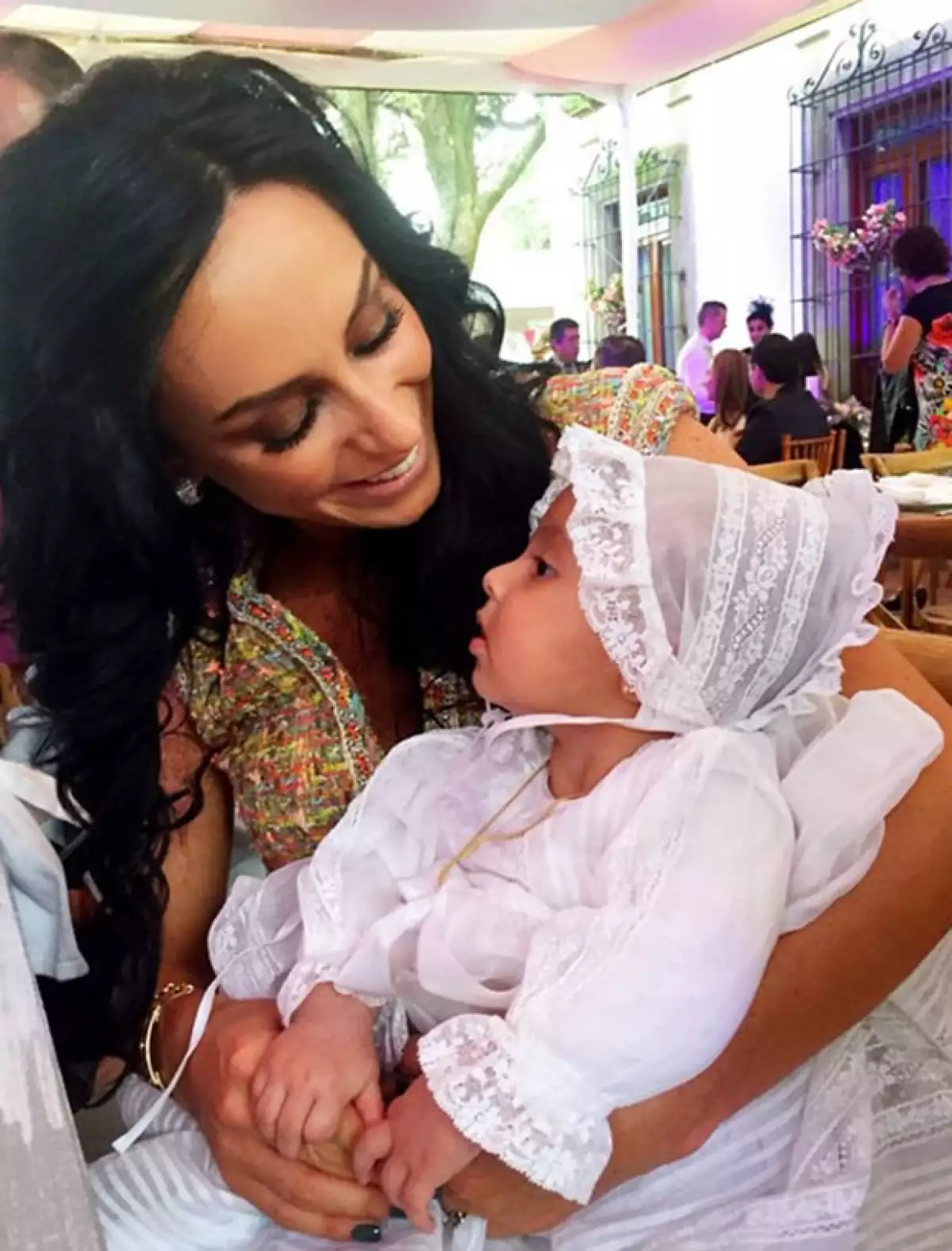 Este fin de semana la conductora y su adorable clan fueron invitados especiales a un bautizo en el que ella fue madrina de la hija de la conductora de TV Azteca, Greta Rojas.