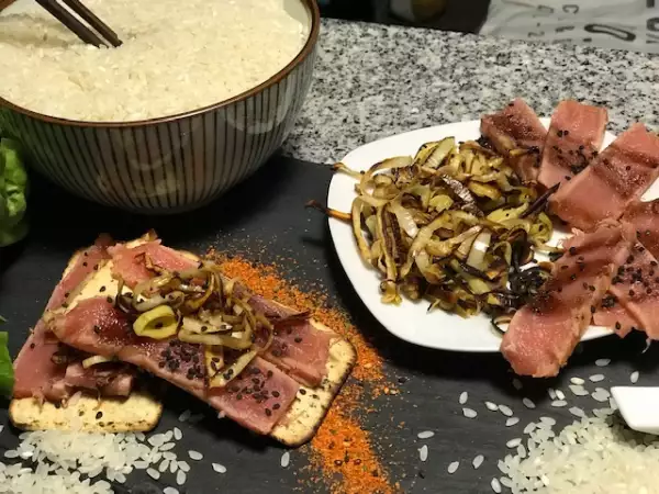 Tostadas de atún sellado
