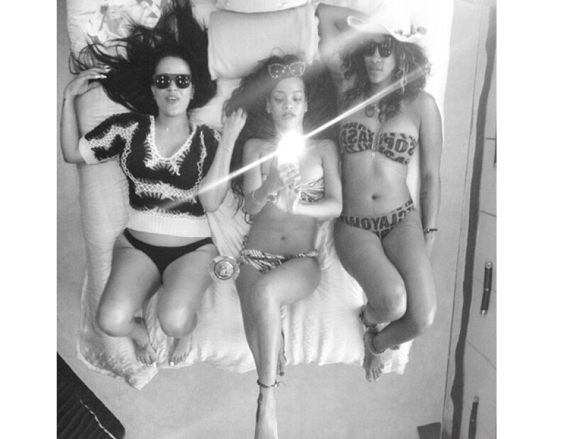 `Riri´ posó con sus dos amigas.