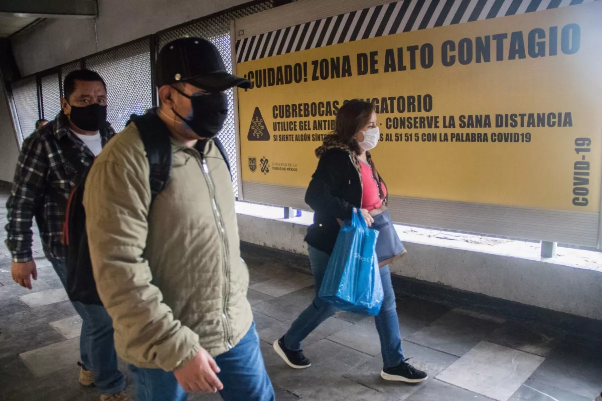 Usuarios del Metro, en la estación Politécnico terminal de la linea 5 del STC. Algunos hacen caso omiso de las recomendaciones para el uso de este transporte. Trabajadores de limpieza realizan la desinfección del tren.