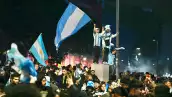 Los fanáticos de Argentina se reúnen cerca del Obelisco después de que Argentina perdiera el partido final de fútbol de la Copa Mundial de la FIFA contra España en Buenos Aires el 19 de julio de 2026. España ganó por 1-0.