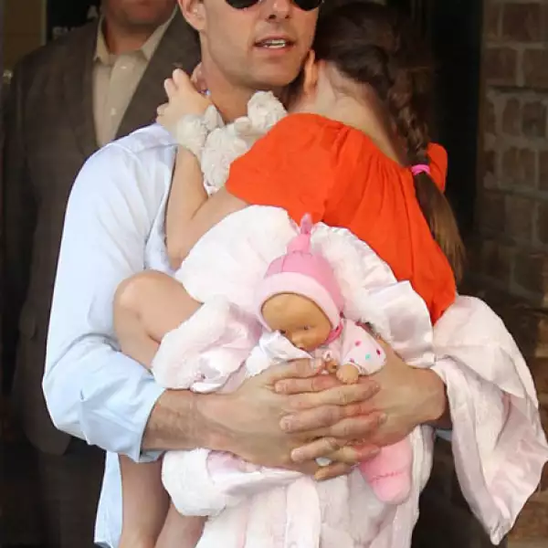 Suri tuvo una época en que no salía sin su mantita rosa de Little Giraffe.