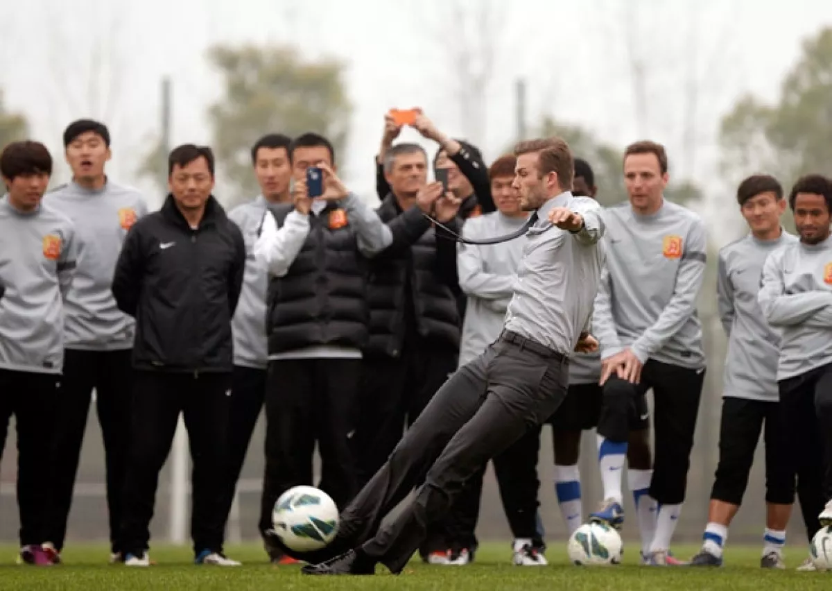 El futbolista tomó demasiado impulso para pegarle al balón, pero no contaba con que sus lisos zapatos lo traicionarían.