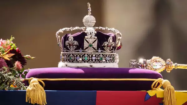 El ataúd de la reina Isabel II con la Corona del Estado Imperial descansando en la parte superior, llevado en el Carro Estatal de Armas de la Marina Real, sale de la Abadía de Westminster el 19 de septiembre de 2022 en Londres, Inglaterra. Elizabeth Alexandra Mary Windsor nació en Bruton Street, Mayfair, Londres, el 21 de abril de 1926.