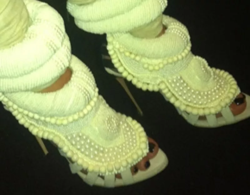 La socialité acudió a la Semana de la Moda en París para ver el desfile del cantante, quien le regaló unos costosos zapatos.