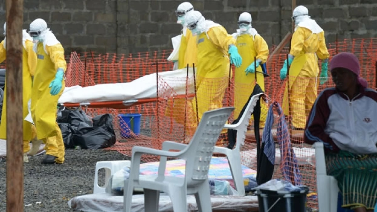 personal médico en Monrovia, Liberia, trasladan un cuerpo en medio del brote mortal de ébola en África Occidental