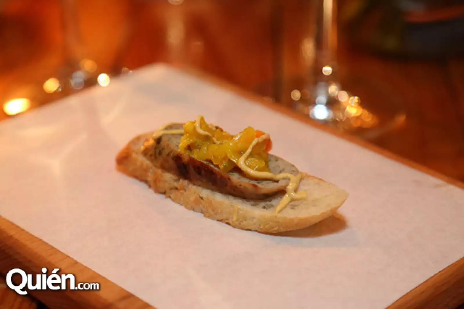 Bratwurst con mostaza alemana,sauerkraut y curry
