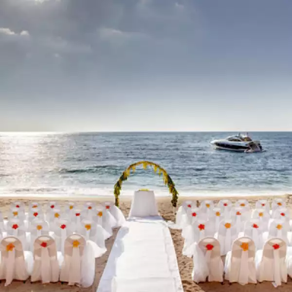 El hotel realiza paquetes especiales para las parejas que dessen realizar una boda dentro de sus instalaciones.