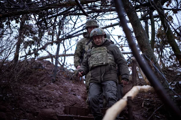 El presidente ucraniano, Volodymyr Zelensky, visita posiciones de combate y se reúne con militares en primera línea con los separatistas respaldados por Rusia en la región de Donetsk en el Día de las Fuerzas Armadas de Ucrania el 6 de diciembre de 2021.