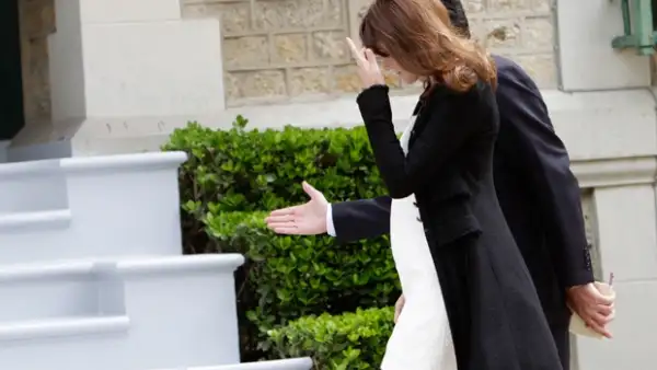 La esposa del Presidente de Francia, Nicolás Sarkozy, presumió la prominencia de su vientre durante un encuentro paralelo a la Cumbre del G-8.