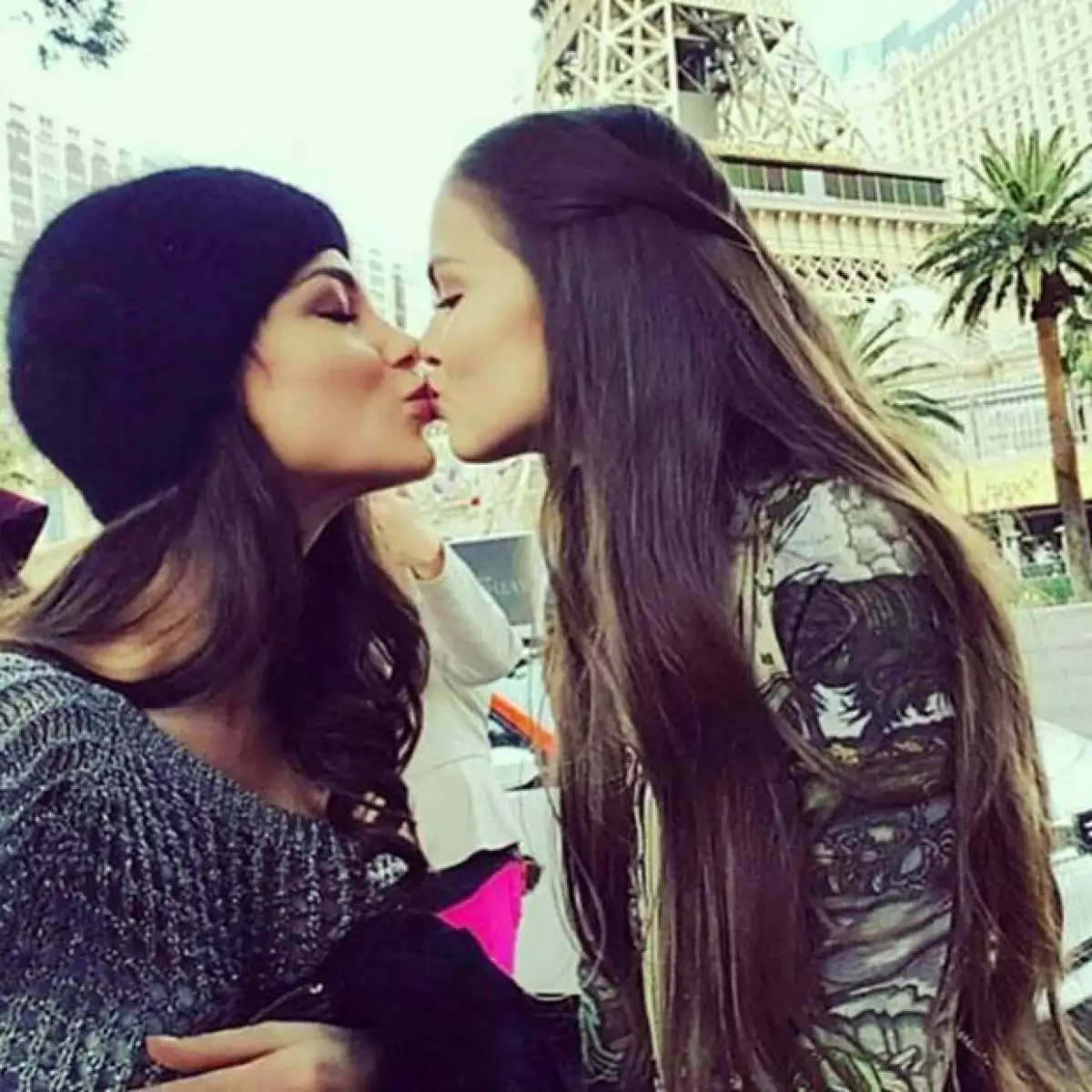 Las representantes de Austria y Rusia, Amina Dagi y Vladislava Evtushenko, aparecen en una fotografía cuya finalidad es protestar contra la homofobia.