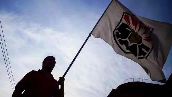  Integrantes del Sindicato Mexicano de Electricistas durante una marcha.