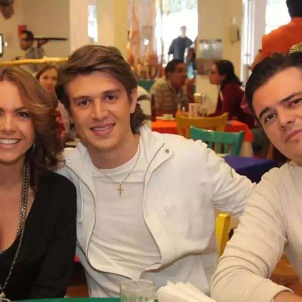 Lucerito se mostró muy contenta y radiante durante la comida.