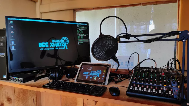Bëë Xhidza Aire Zapoteco del 106.3 FM es una estación comunitaria que busca preservar su lengua y tradiciones a través de sus programas  radiofónicos. 