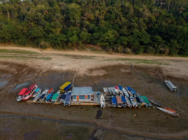 Vista aérea de barcos varados y barcos flotantes en el lago Puraquequara en Manaos, estado de Amazonas, Brasil, tomada el 6 de octubre de 2023. La población ribereña ha sufrido la falta de agua causada por la grave sequía en el norte del país. La sequía ha secado los ríos y ha hecho que sea difícil viajar entre ciudades del estado de Amazonas. El consumo de agua también se ha visto afectado.