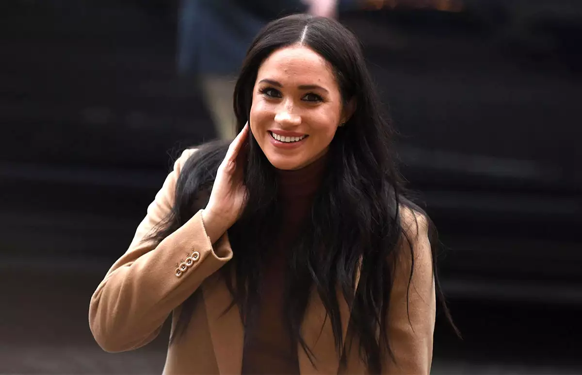 Meghan-Markle-visita-canada-falda-cafe