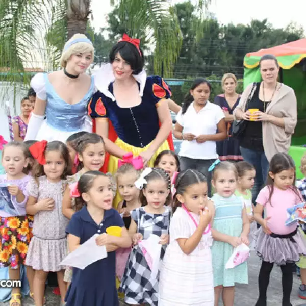 Las niñas con las princesas