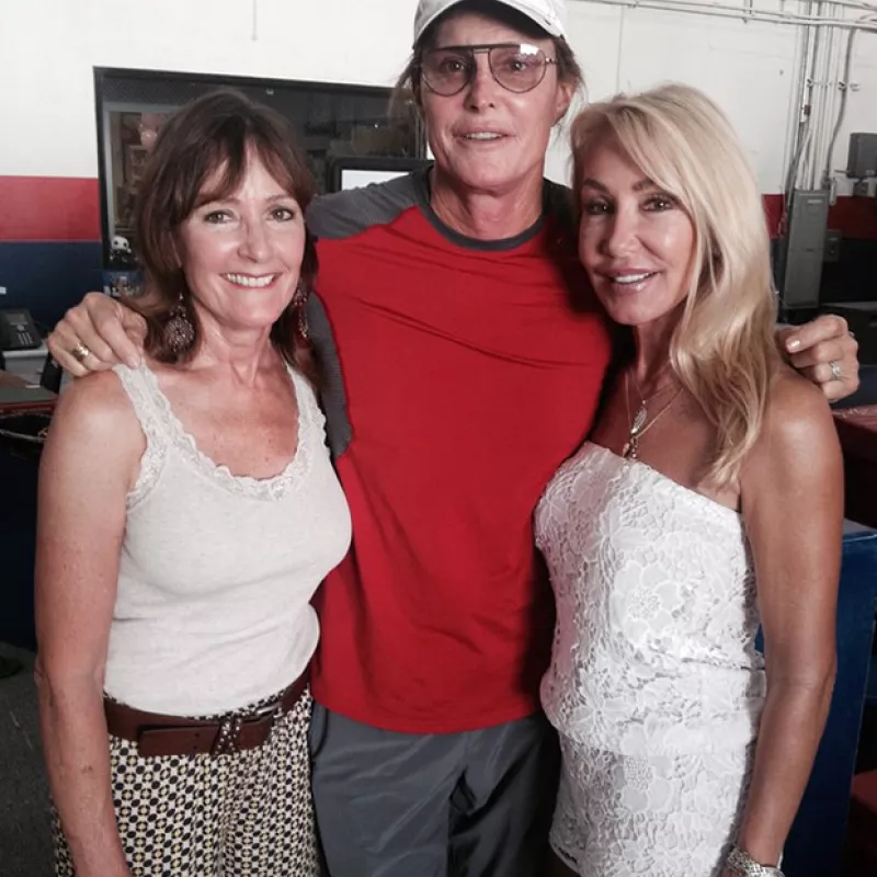 Linda Thompson, segunda esposa del padrastro de las Kardashian publicó una foto en su Instagram en la que aparecen junto a Chrystie Crownover, su primer matrimonio.