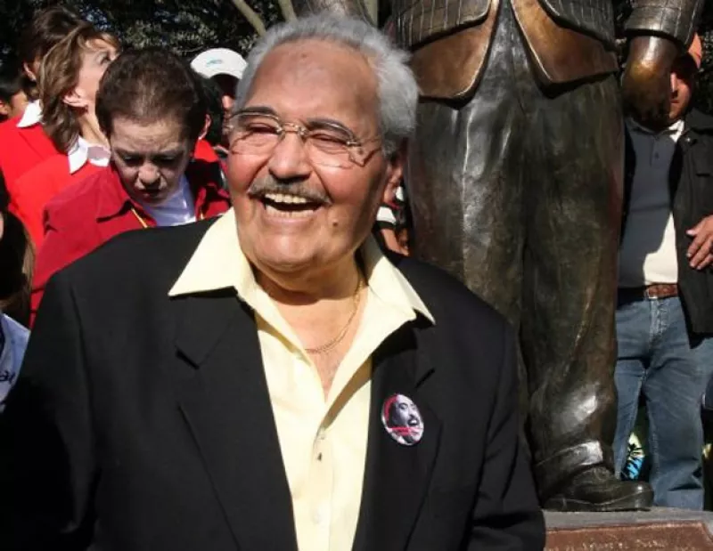 Tras más de 15 días de hospitalización, el comediante mexicano falleció esta tarde.