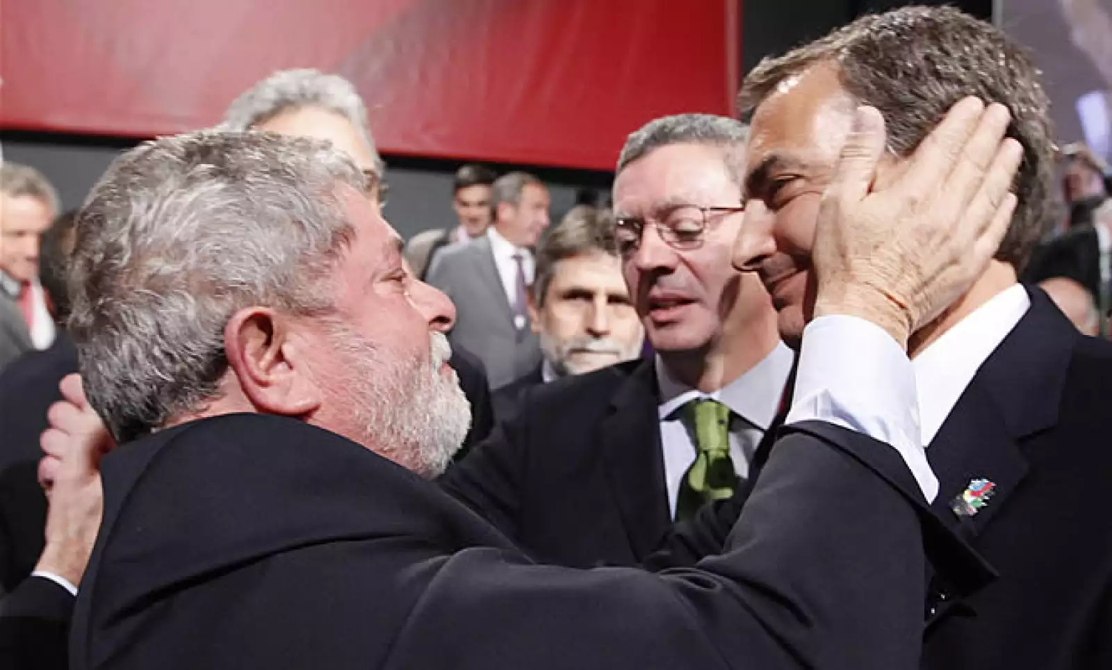 “Lula” da Silva consuela al presidente español José Luis Rodríguez Zapatero, quien promovió sin éxito a Madrid como sede de las Olimpiadas 2016. Atrás, el Alcalde Alberto Ruiz Gallardón.