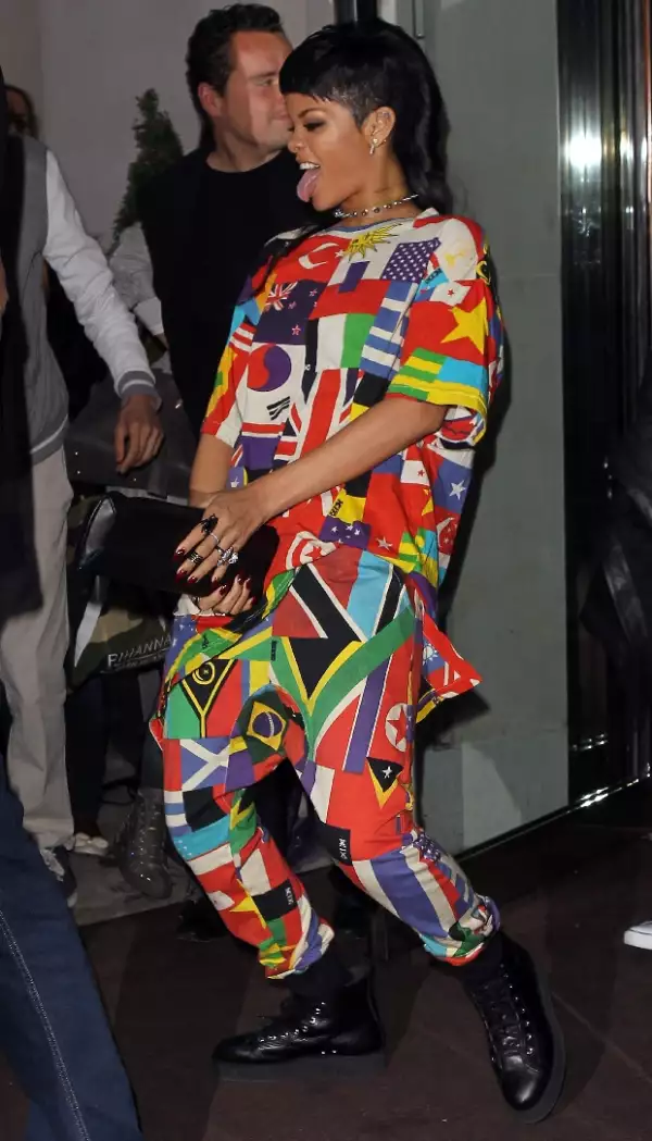Rihanna no tuvo pudor en actuar de esta manera frente a todos.