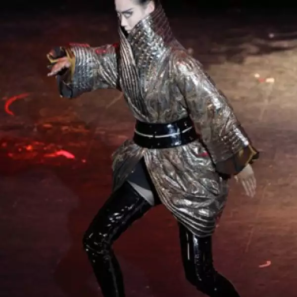 Jingyao Wang, de China, lució muy misteriosa y poco dejó ver su rostro.