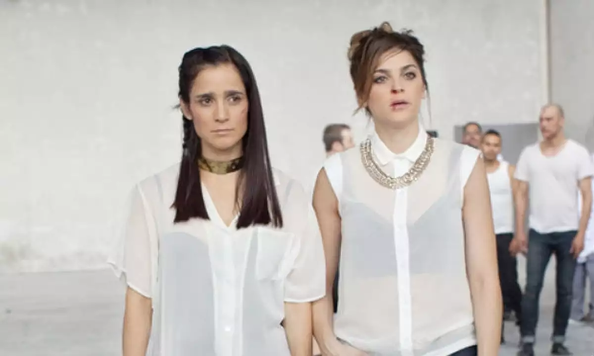 Julieta e Irene tuvieron que ensayar la coreografía que les exigió el video.