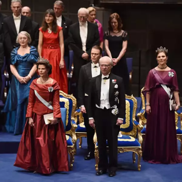 Diamantes, aguamarinas, esmeraldas y más piedras preciosas fue lo que hizo brillar a la realeza de Suecia, que estuvo presente en la gala de los Premios Nobel.
