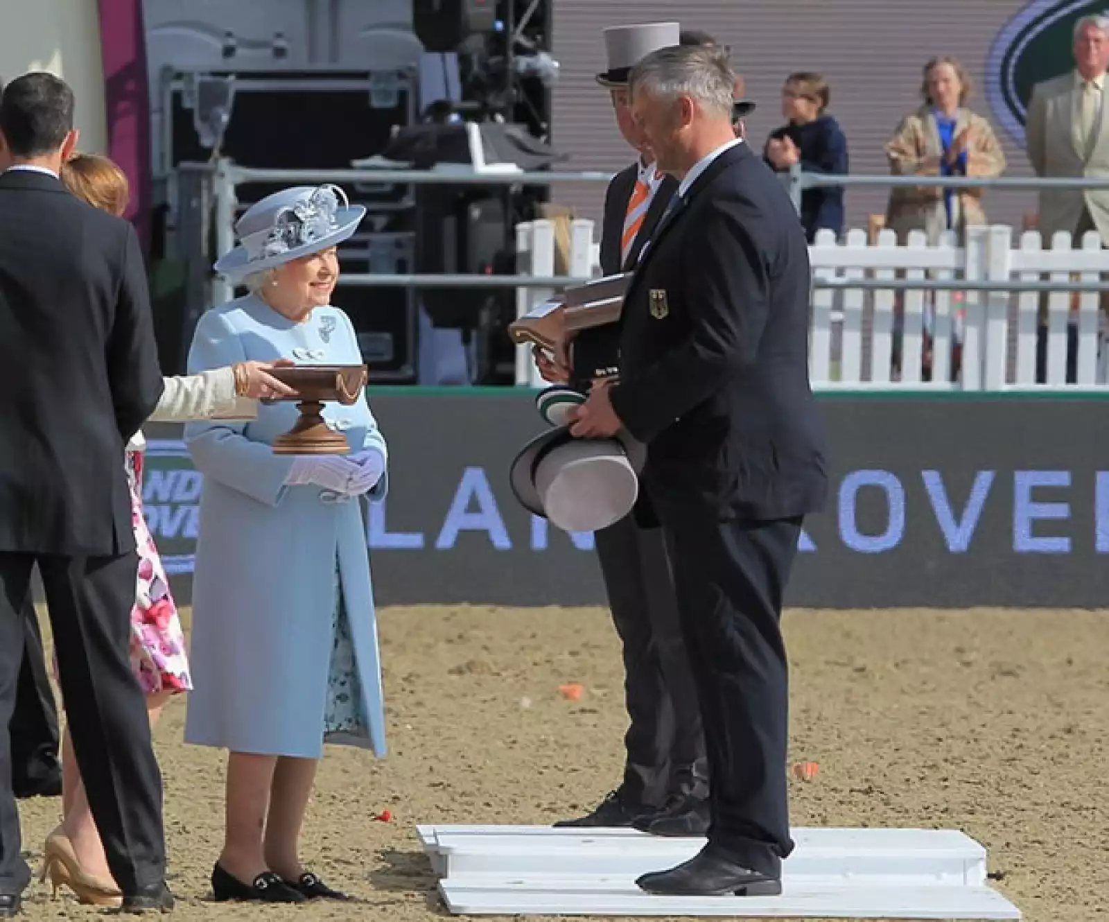 La reina terminó en el espectáculo de caballos de Windsor otorgando los premios.