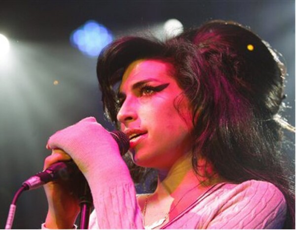 Amy amadrinó a la pequeña Dionne Bromfield, ya que tenía un gran parecido con ella.