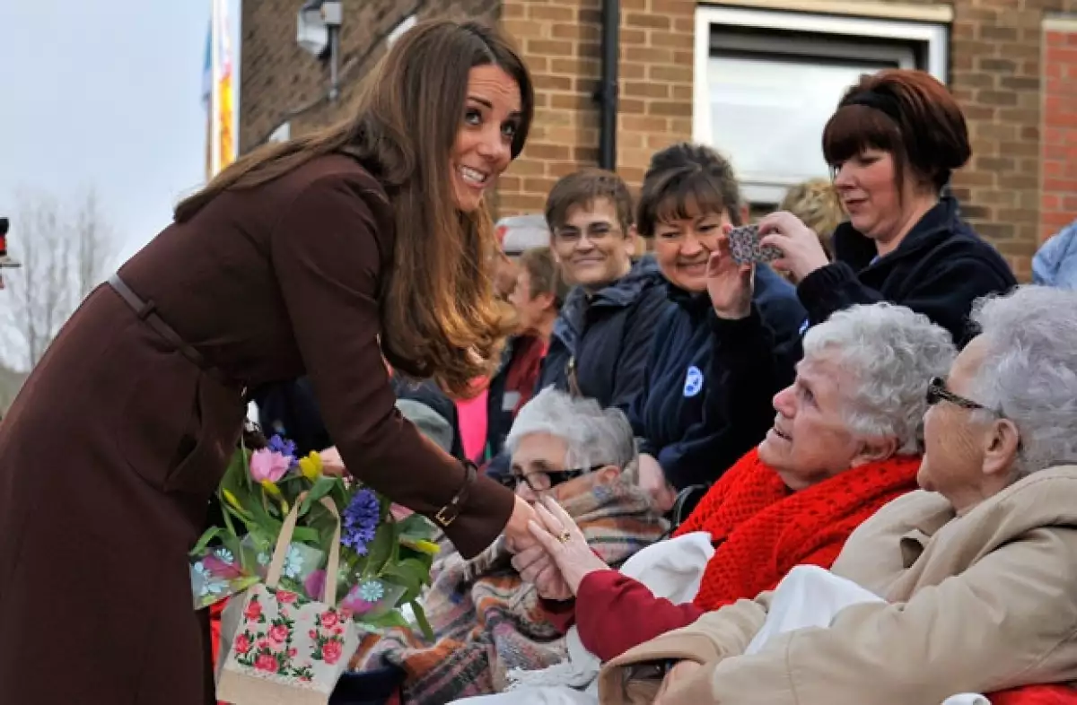 Algunas fuentes aseguran que la duquesa de Cambridge estuvo a punto de decir que tendrá una niña, al agradecerle a un admirador un regalo que le hicieron.