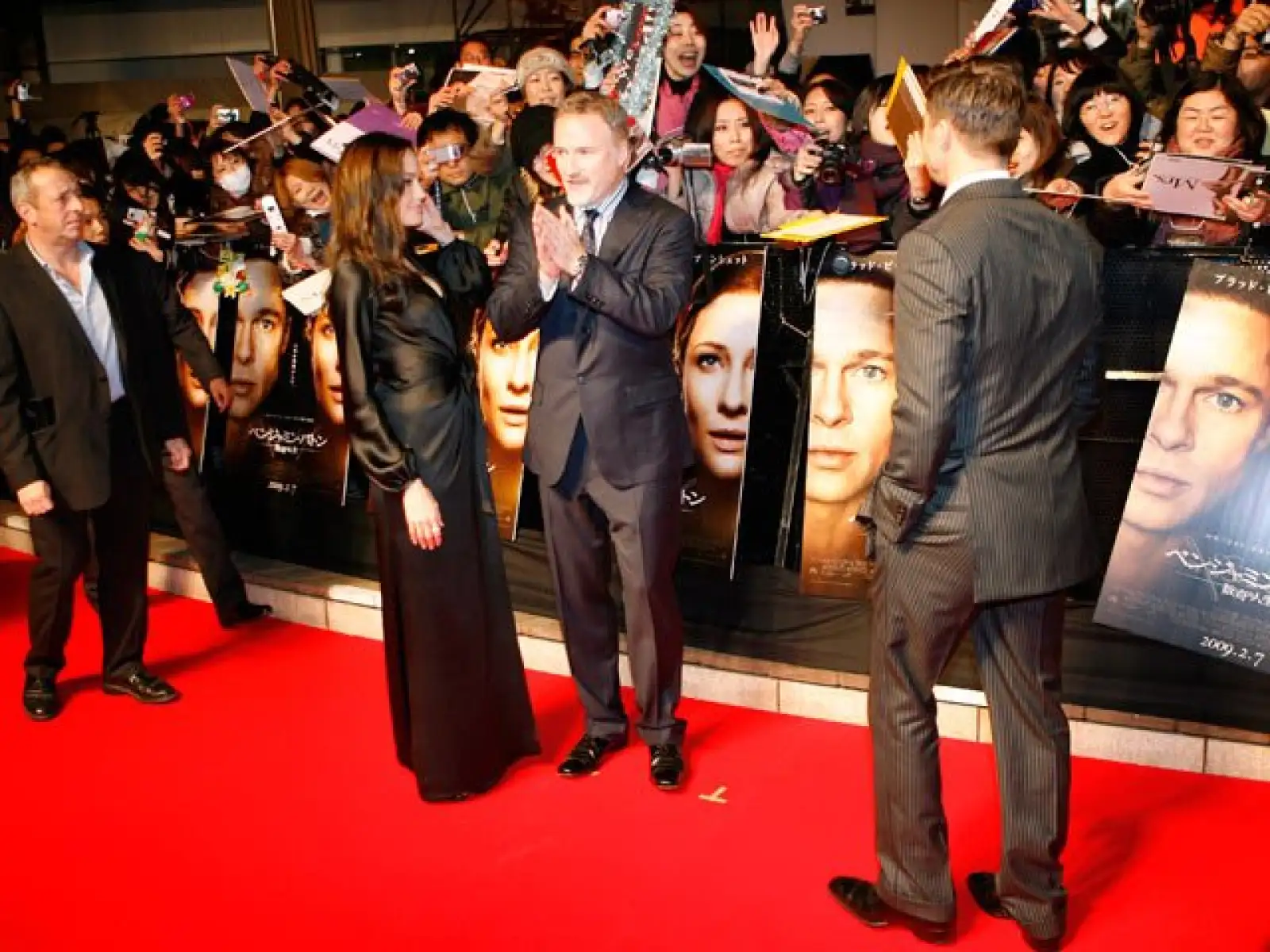 Los gritos que arrancó Angelina superaron incluso a los que había despertado momentos antes su pareja. Los actores se dividieron para atender al entusiasta público.