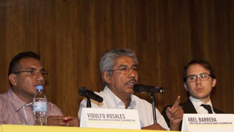 Vidulfo Rosales (d) activista Guerrero