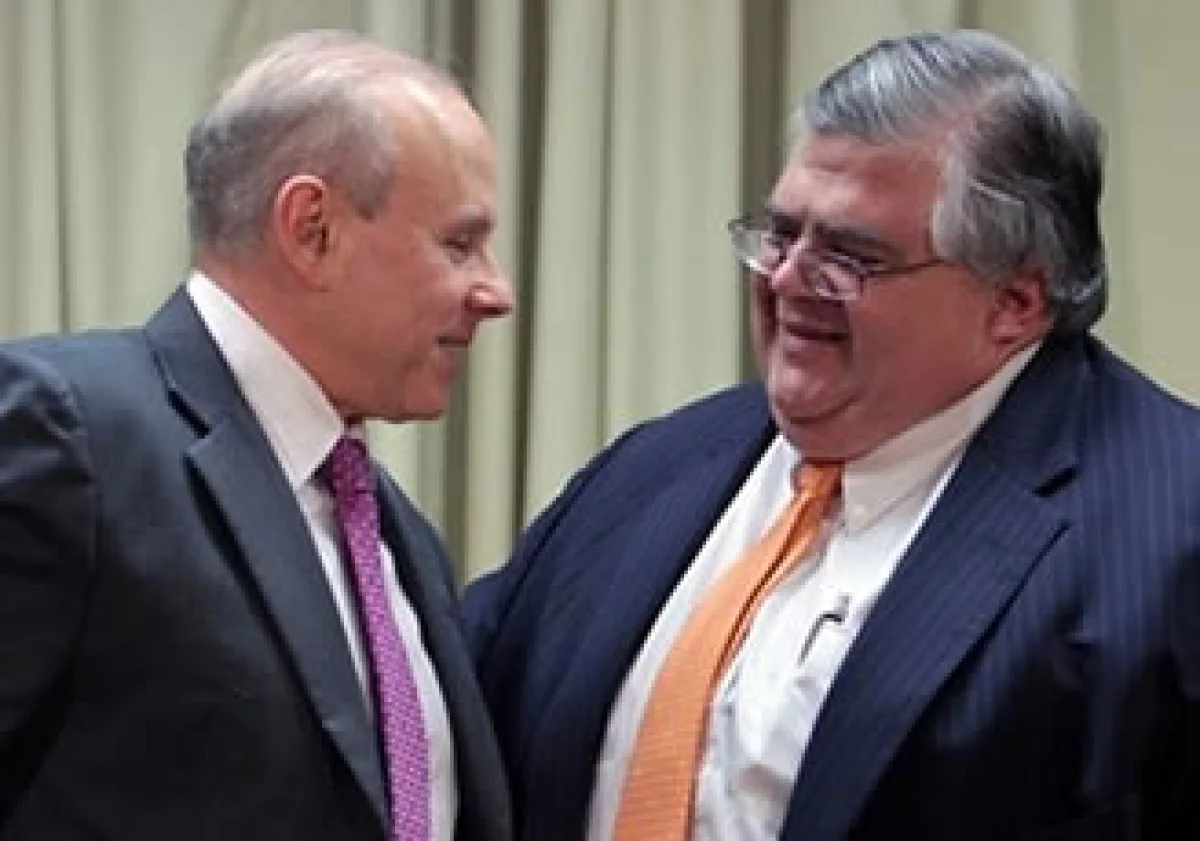 Agustín Carstens (der.) pidió al ministro de Hacienda de Brasil, Guido Mantega, su apoyo para dirigir el FMI. (Foto: AP)