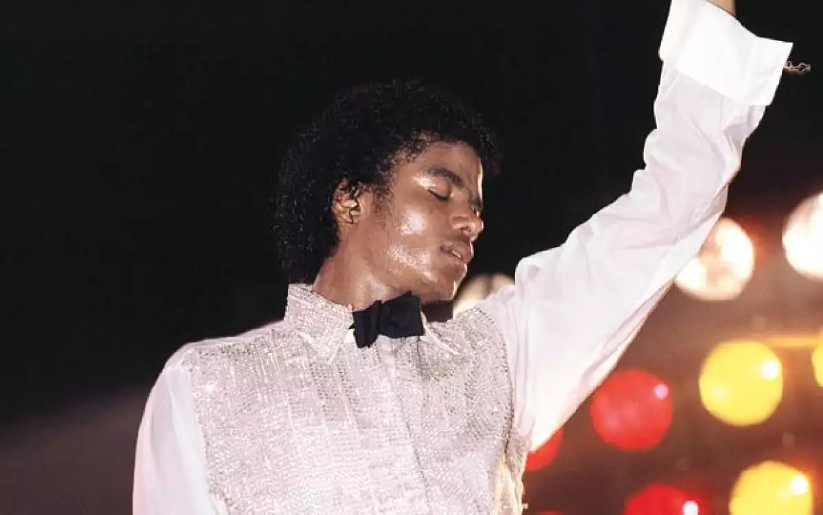 No podría entenderse al Rey del Pop sin sus primeros años de vida. Él nacería con ese don de canto propio, pero fue sometido a una férrea disciplina que terminó por arrebatarle su infancia.