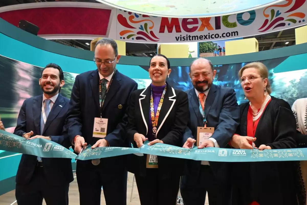 Personas cortando un listón en una inauguración.