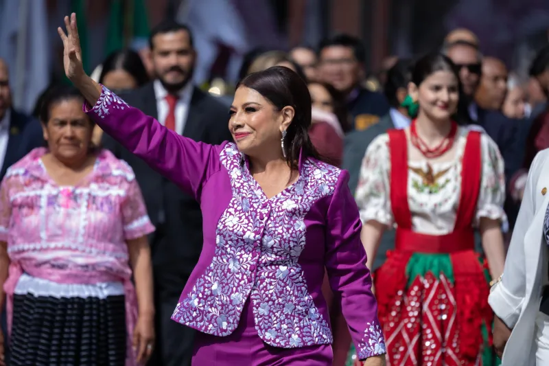 Clara Brugada, caminó junto a representantes de pueblos y barrios originarios de la CDMX, hasta el Congreso capitalino para presentar su Segundo Informe de Gobierno.