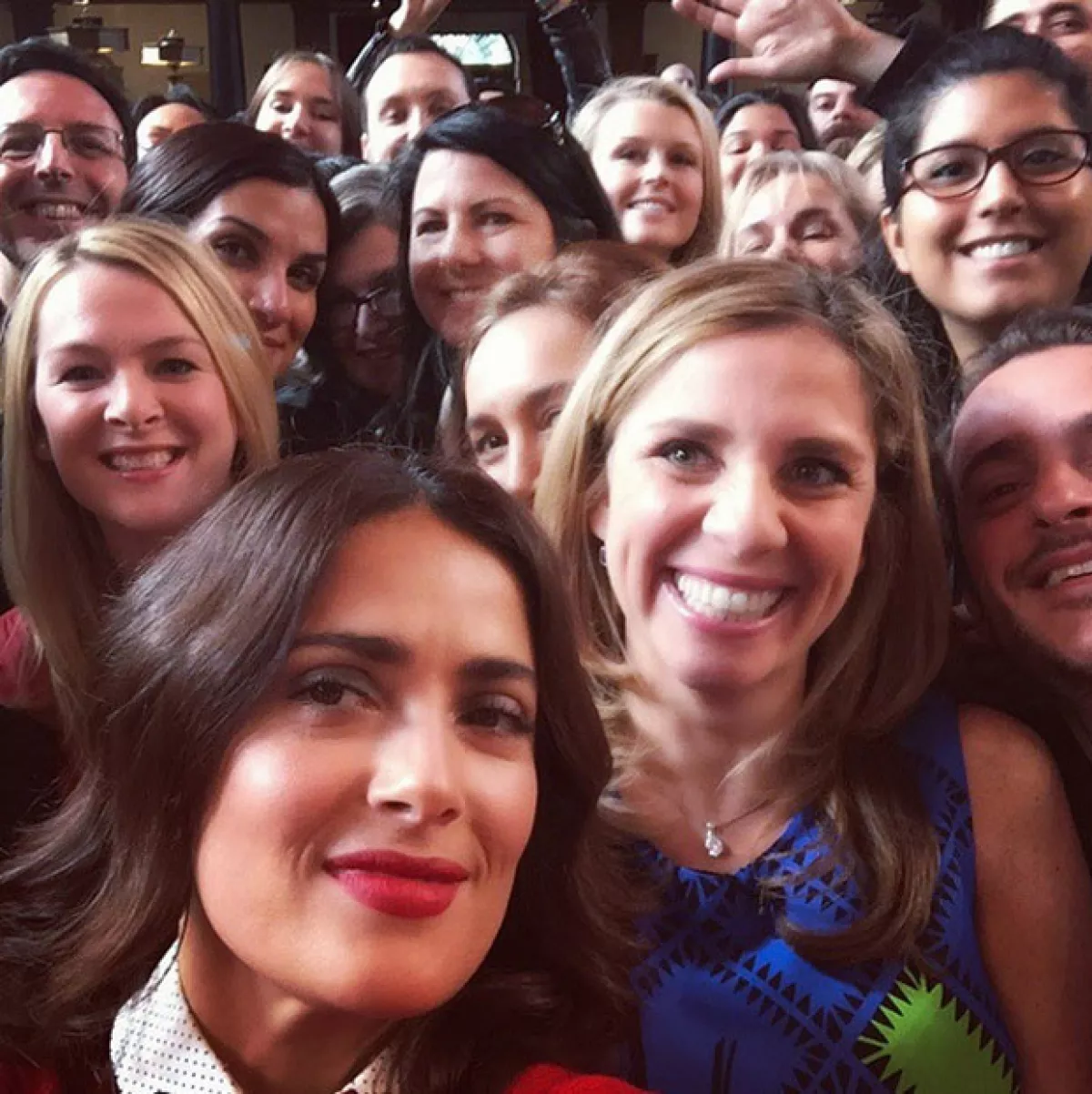 Es es la primera selfie de Salma Hayek, durante en evento en Londrez, que compartió hoy.