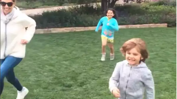 En un video compartido por la cantante mexicana, aparecen Matthew y Sabrina quienes, de un tiempo para acá, han crecido considerablemente.