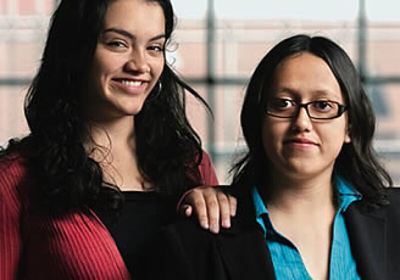 Deyanira Hernández y Priscila Peña hacen inversiones reales como parte de su programa de estudios. (Foto: Adán Gutiérrez)